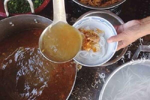 nước lèo bánh canh chả cá