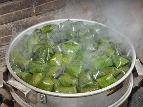 Hấp bánh ít lá gai trong xửng hấp