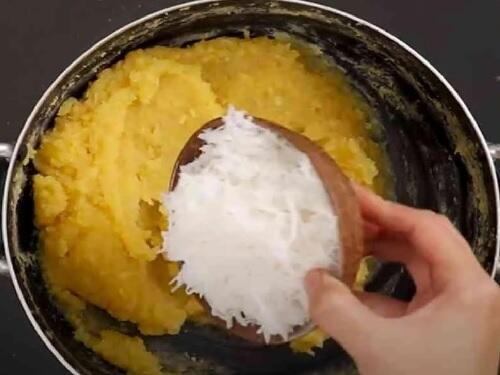 Làm nhân bánh ít lá gai từ đậu xanh dừa và gừng