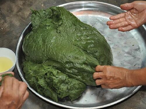 Nhào bột bánh ít lá gai dẻo thơm không nhão