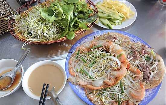 Bánh xèo tôm nhảy ăn kèm rau mầm tại quán Rau Mầm