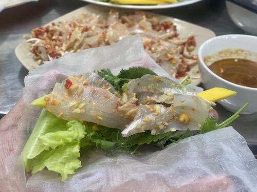 Gỏi cá mai cuốn bánh tráng nhúng và rau sống