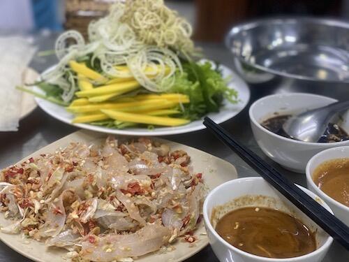Đĩa gỏi cá mai Quy Nhơn ăn kèm rau sống và bánh tráng