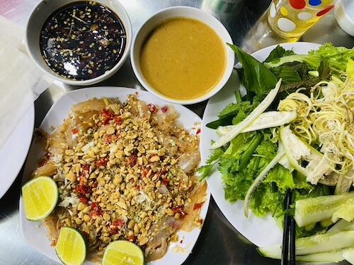 Chén nước chấm tương đậu phộng ăn kèm gỏi cá mai Bình Định